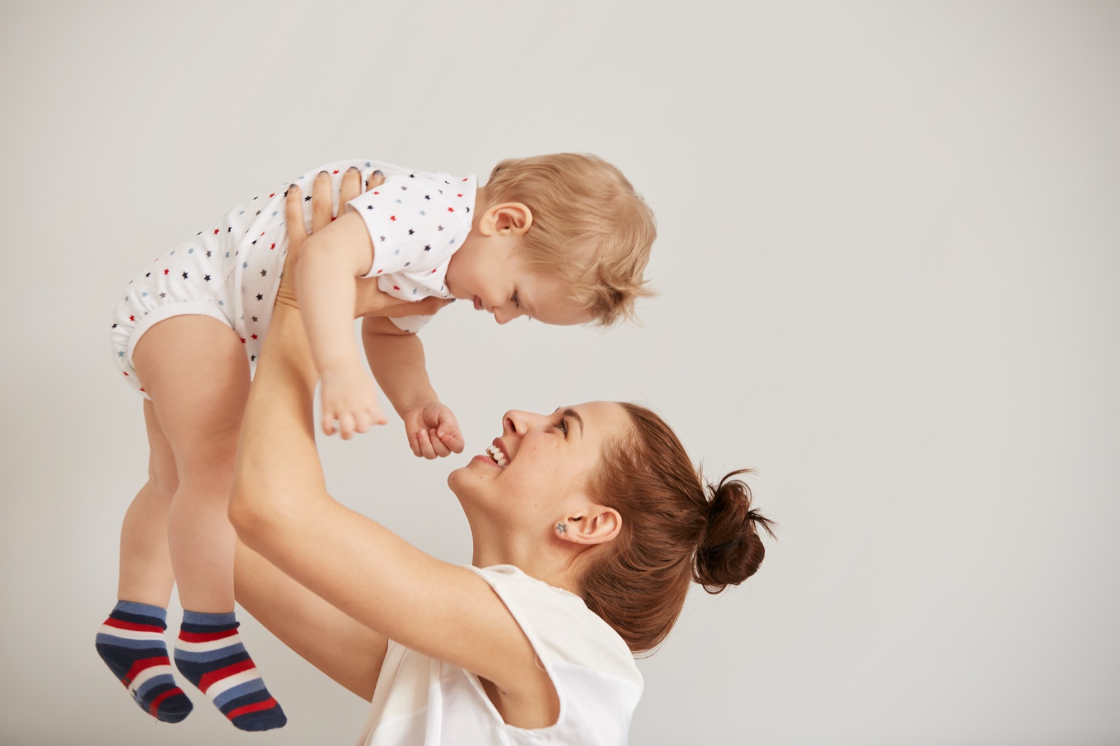 Mãe brincando com seu bebê