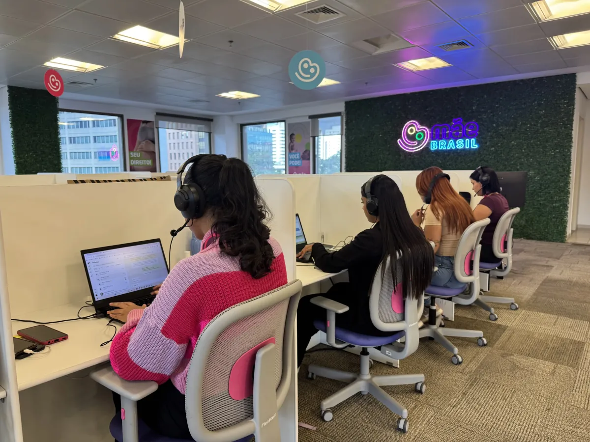 Equipe Mãe Brasil atendendo clientes no escritório